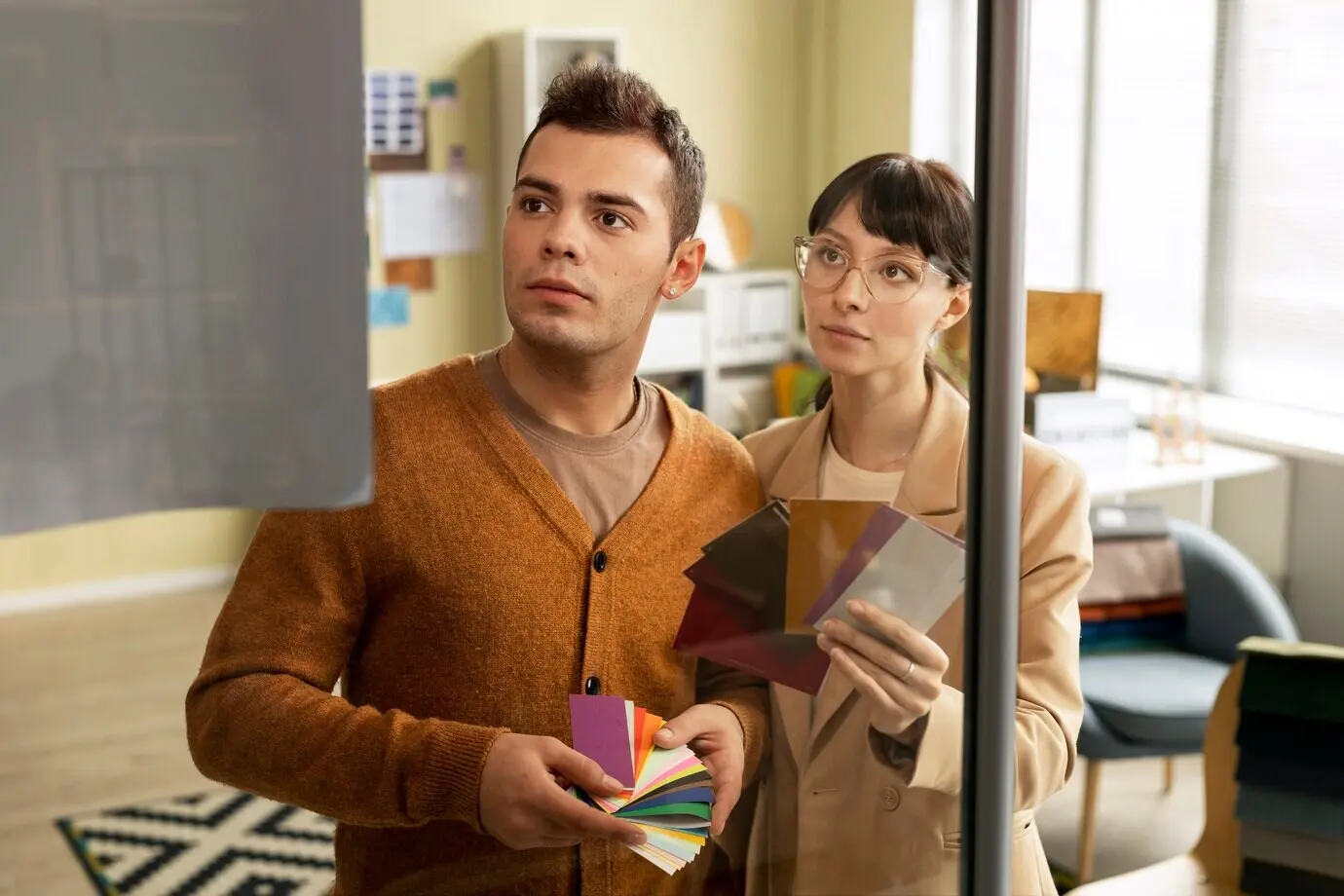 Diseñadores de escenografía trabajando.