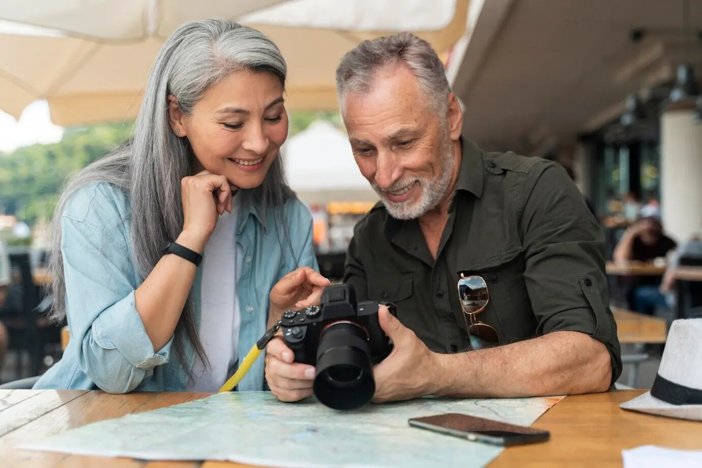 Plano medio de una pareja con una cámara