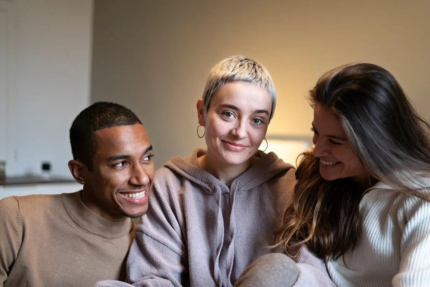 Plano medio, alegre y poliamoroso